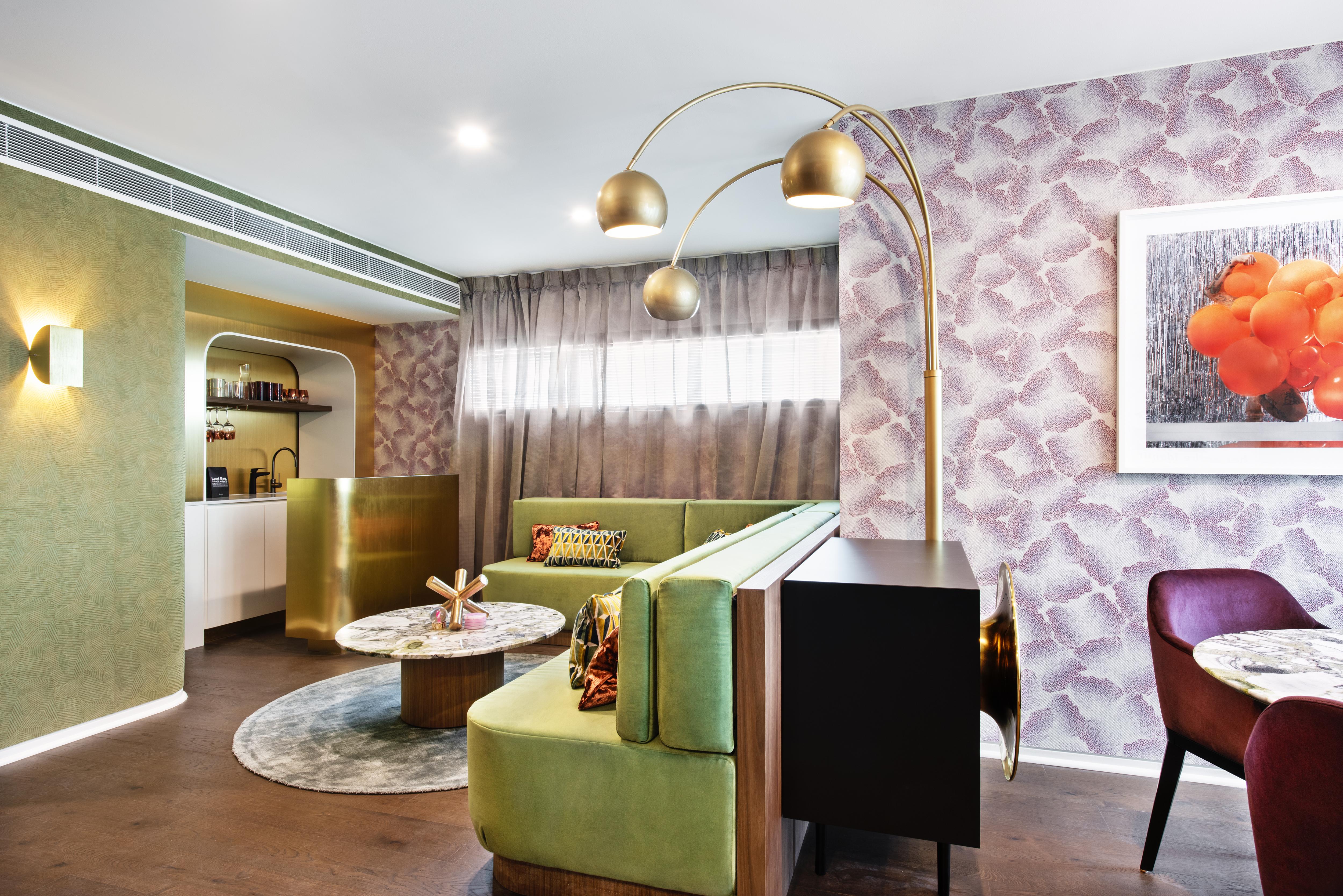 ホテル オヴォロ ザ バレー ブリスベン エクステリア 写真 The interior of the 2018 refurbished lounge
