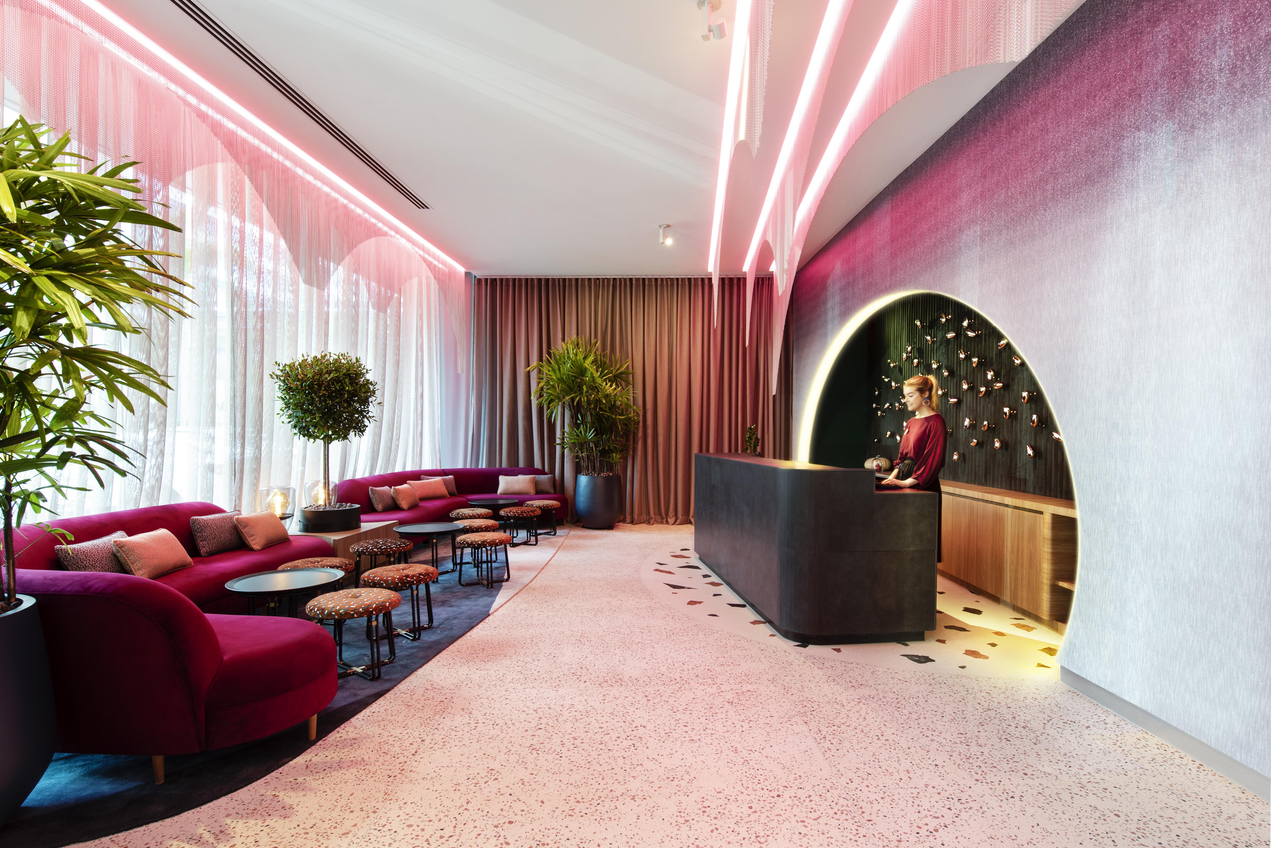 ホテル オヴォロ ザ バレー ブリスベン エクステリア 写真 The lobby of the Standard London