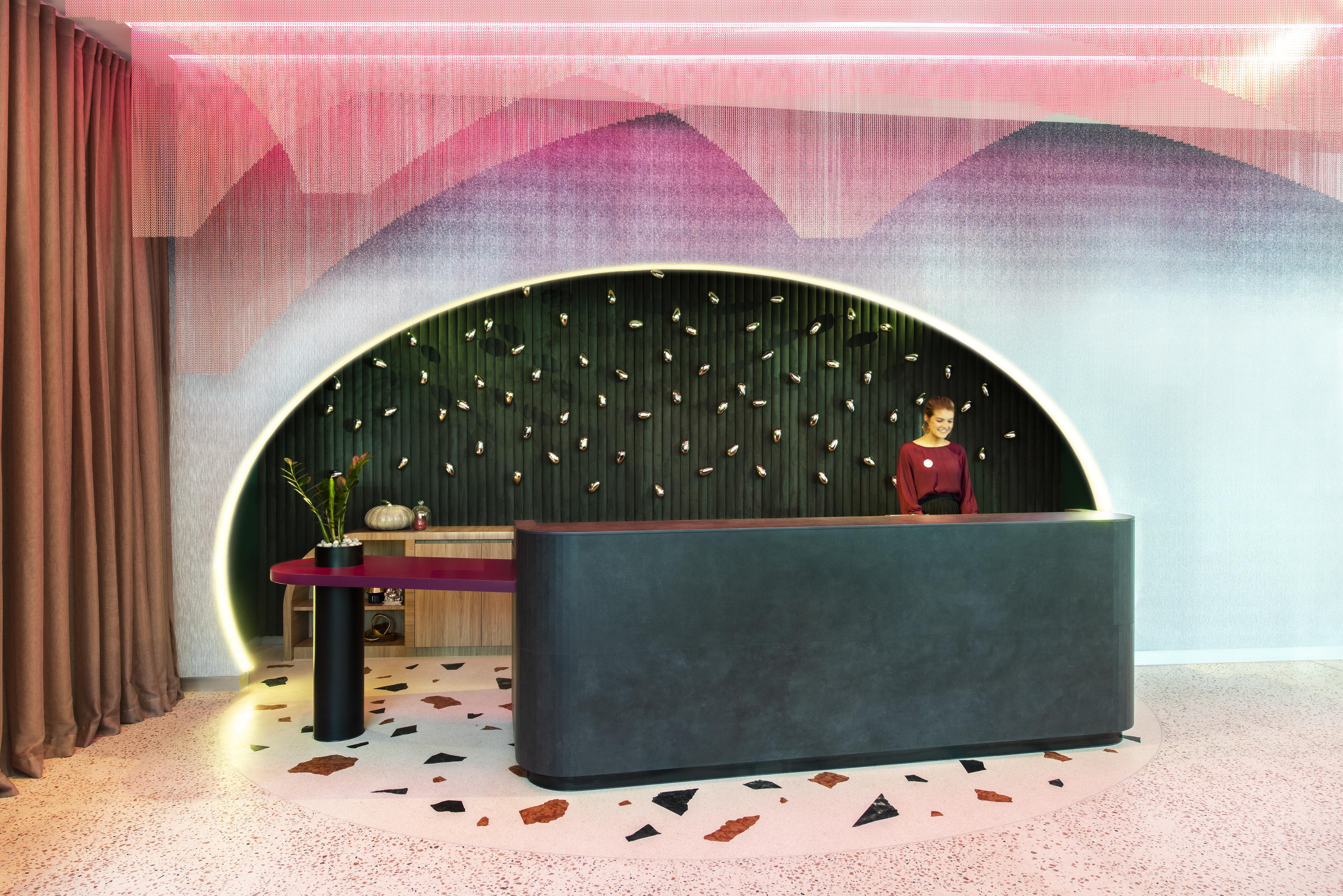 ホテル オヴォロ ザ バレー ブリスベン エクステリア 写真 The reception desk at the hotel