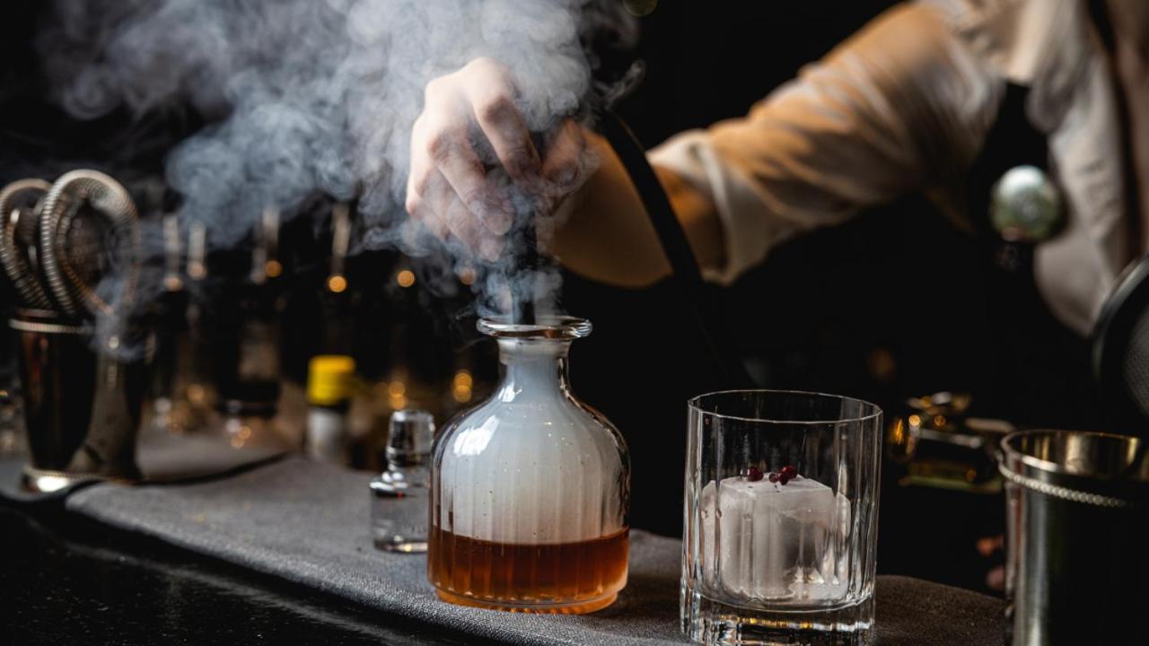 ホテル オヴォロ ザ バレー ブリスベン エクステリア 写真 Smoke being used in a cocktail