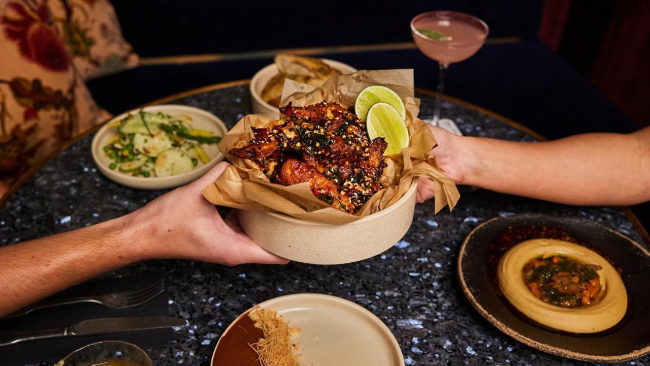 ホテル オヴォロ ザ バレー ブリスベン エクステリア 写真 A meal at the restaurant