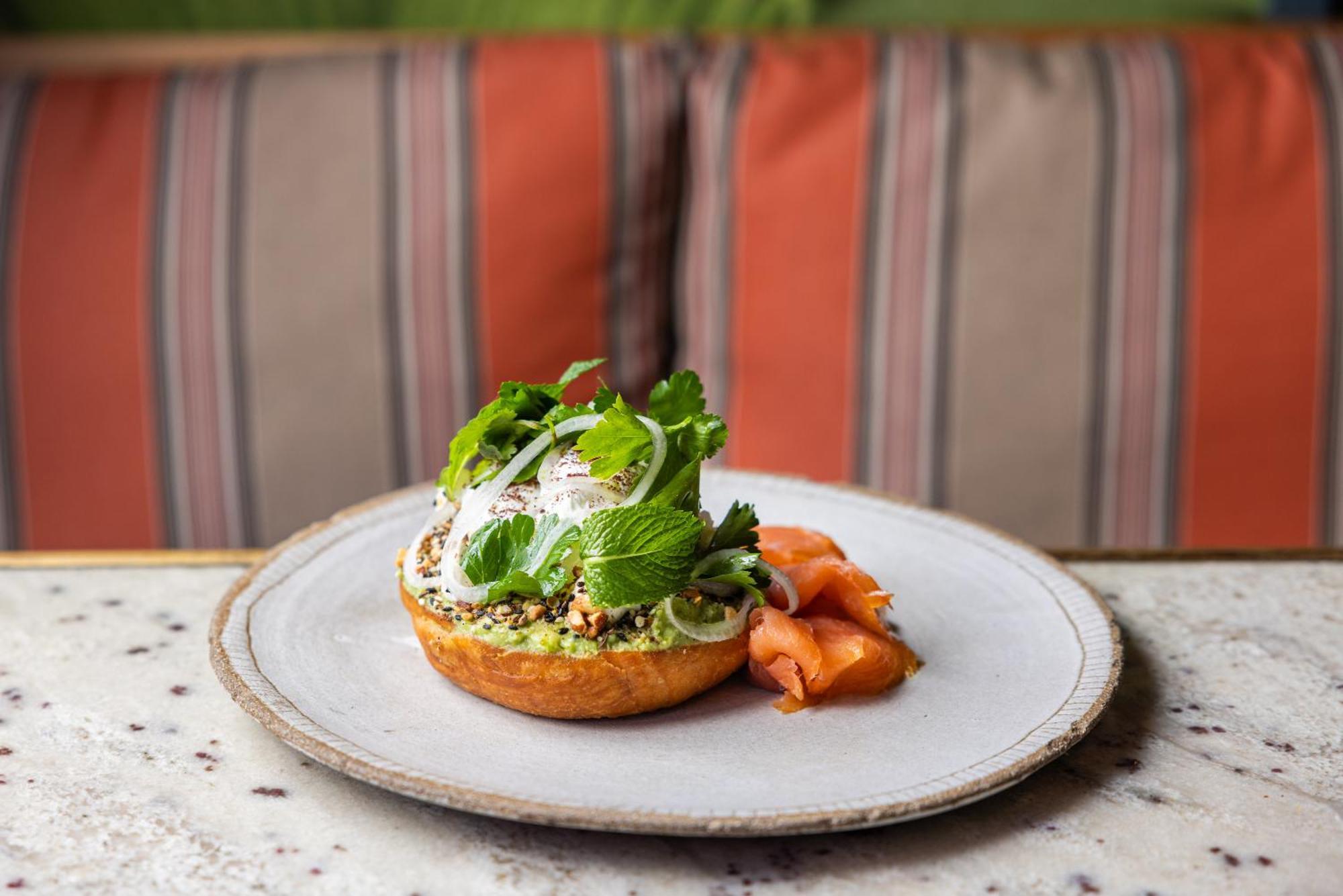 ホテル オヴォロ ザ バレー ブリスベン エクステリア 写真 Avocado and salmon bagel
