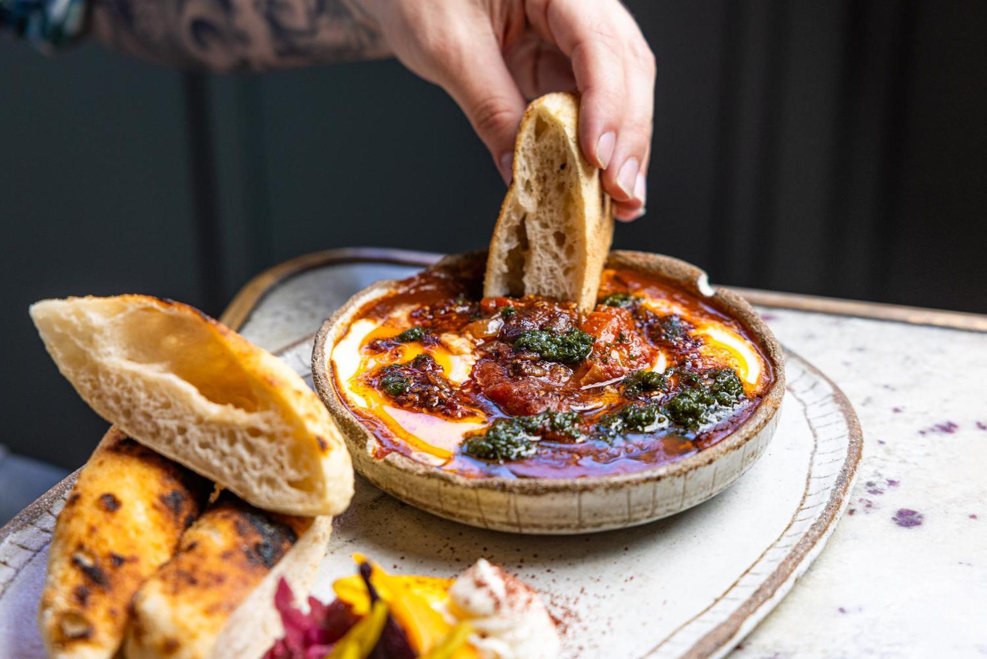 ホテル オヴォロ ザ バレー ブリスベン エクステリア 写真 Baked feta with honey and walnuts