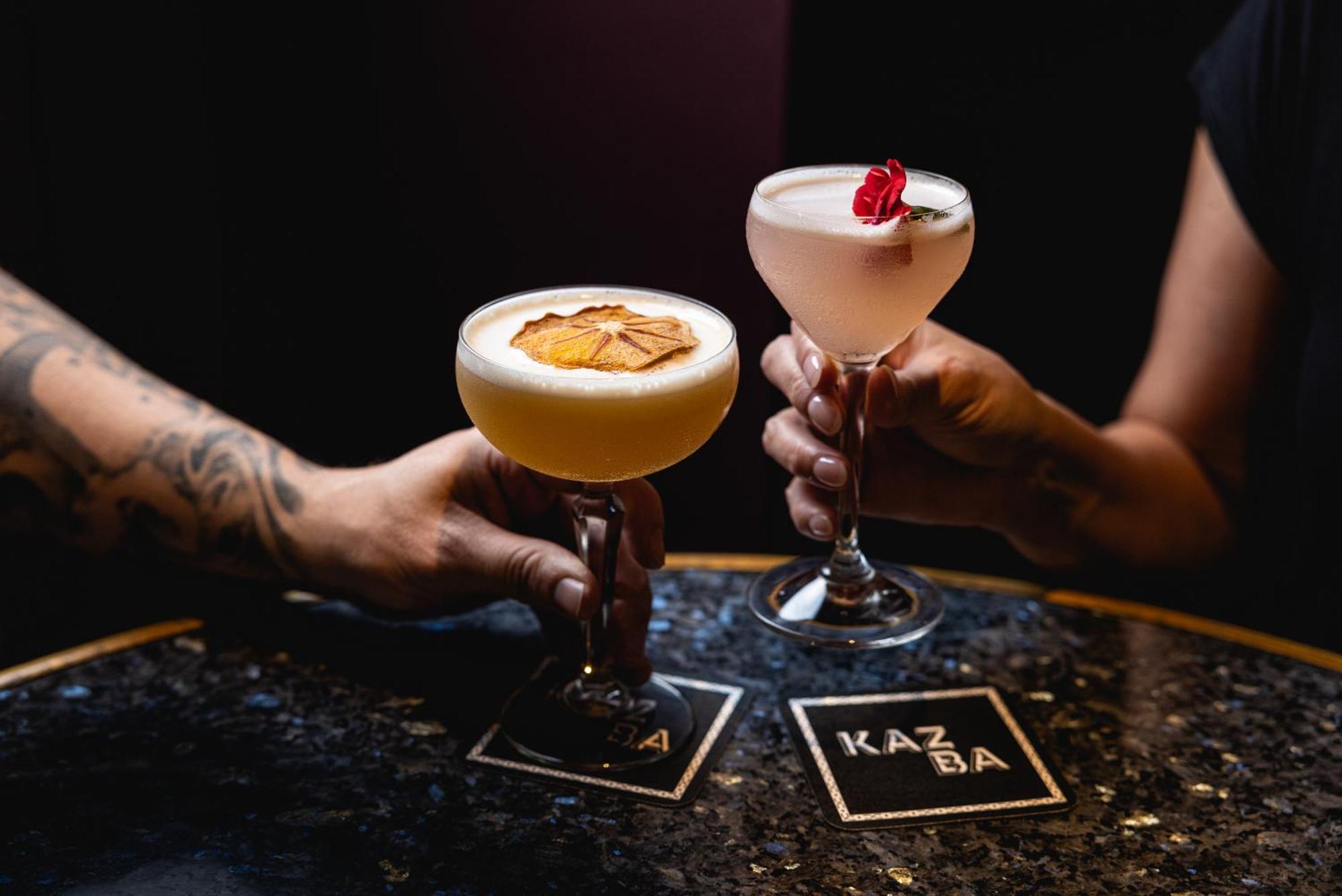 ホテル オヴォロ ザ バレー ブリスベン エクステリア 写真 Two cocktails at KAZEA