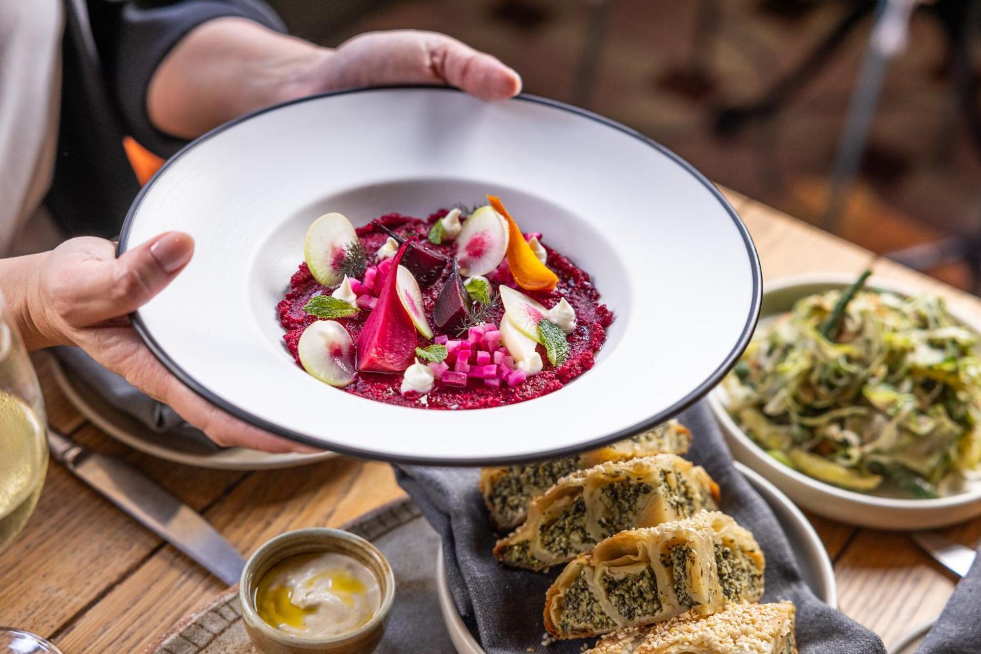 ホテル オヴォロ ザ バレー ブリスベン エクステリア 写真 A plate of beetroot hummus