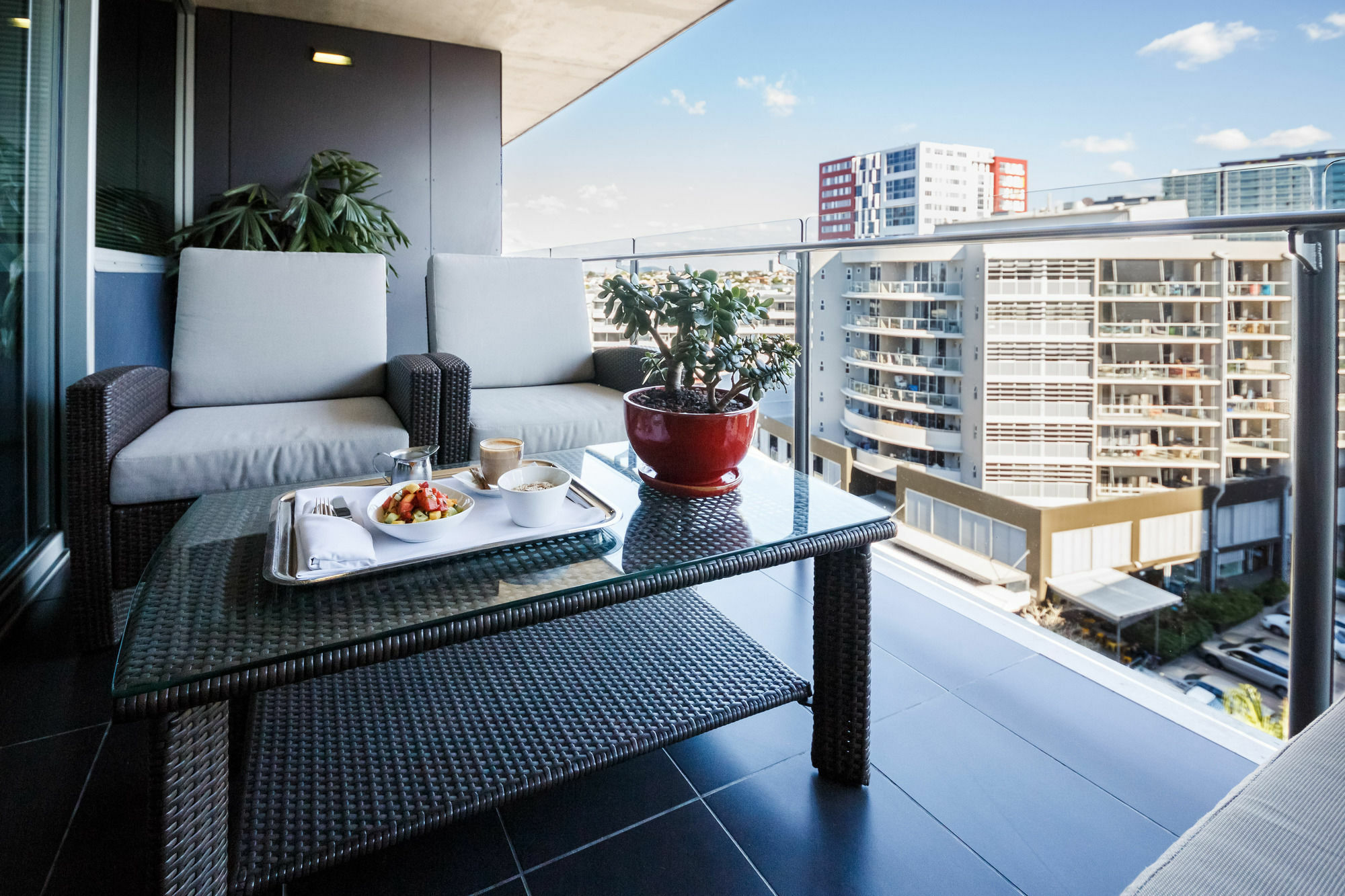 ホテル オヴォロ ザ バレー ブリスベン エクステリア 写真 A balcony