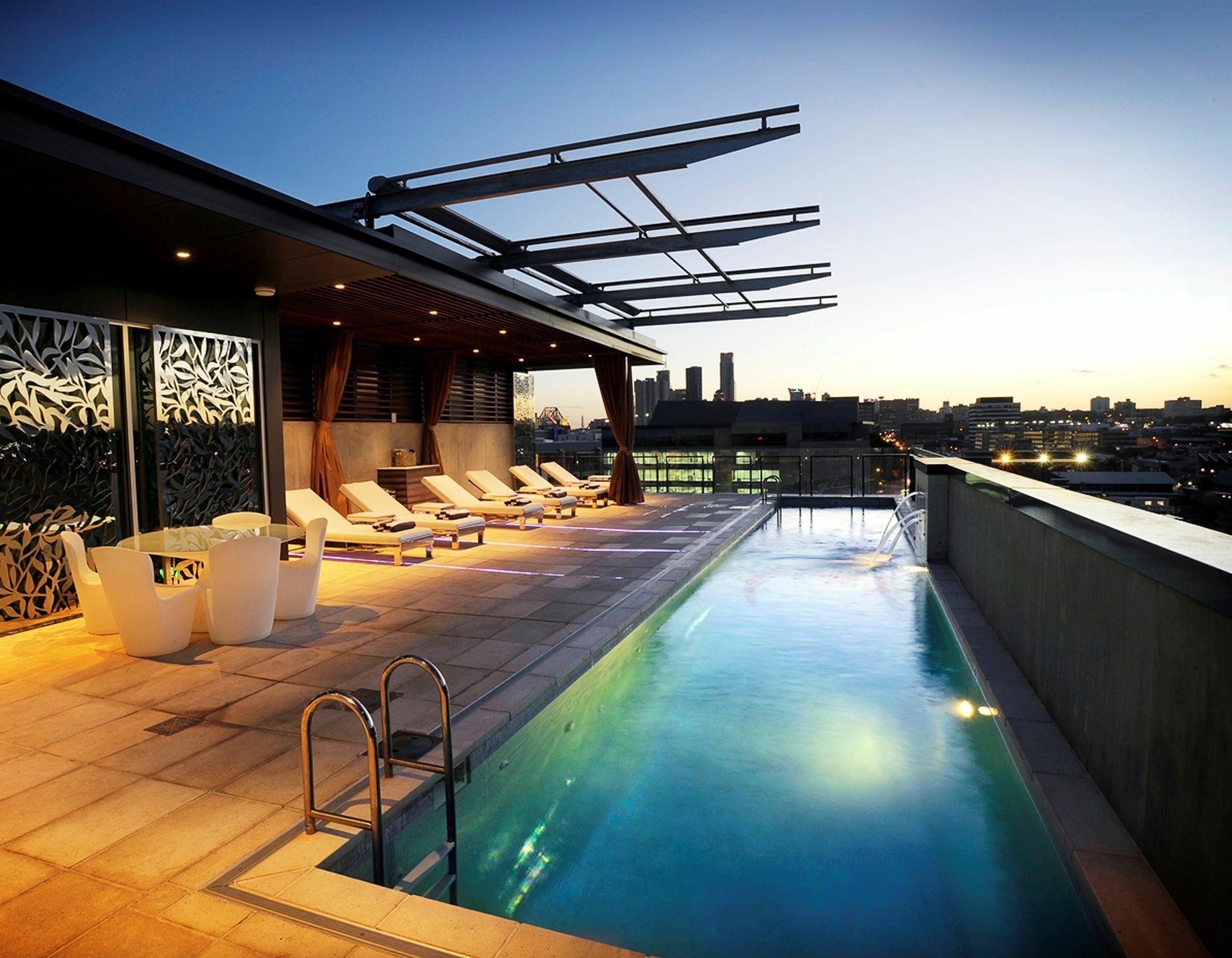 ホテル オヴォロ ザ バレー ブリスベン エクステリア 写真 Rooftop pool at the hotel